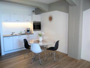 una cucina con tavolo e sedie in una stanza di Speicher Residenz Barth E2 App 1 a Barth