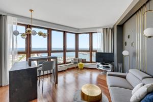 uma sala de estar com um sofá e uma mesa em Sea Towers em Gdynia