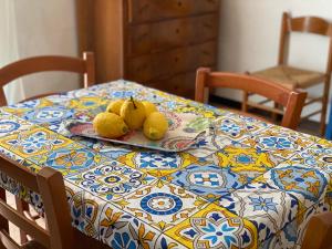 un tavolo con un piatto di frutta sopra di Lipari Centro Storico Flat 7 mins from port a Città di Lipari