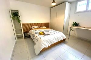 勒博塞VILLA 6 PERSONNES /PISCINE/CAMPAGNE/TERRAIN DE PETANQUE/15 km BANDOL的卧室里有一张床和一张书桌 更多29张照片