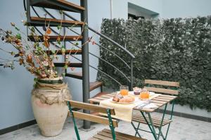 einen Tisch mit einem Teller mit Lebensmitteln und Gläsern Orangensaft in der Unterkunft Stella del Sud in Avola