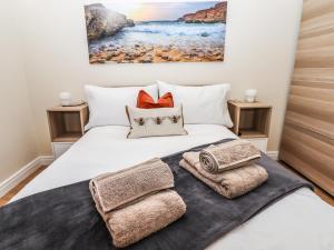 sypialnia z łóżkiem z ręcznikami w obiekcie 3 Rothbury Place w mieście Lytham St Annes