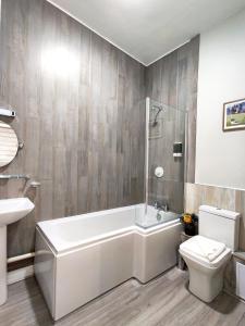 A bathroom at The Swan Hotel 