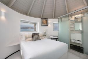 A bed or beds in a room at Windmill Villa