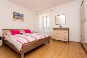 Ein Bett oder Betten in einem Zimmer der Unterkunft Apartment Mira Šilo-Krk