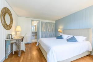 Una cama o camas en una habitación de La Désirade - Hôtel, Spa & Restaurant