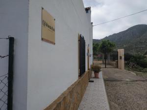 un edificio blanco con un cartel en el costado en Cortijo ZD, en Mojácar