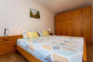 Ein Bett oder Betten in einem Zimmer der Unterkunft Apartment Mira Šilo-Krk