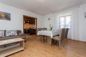 Ein Sitzbereich in der Unterkunft Apartment Mira Šilo-Krk