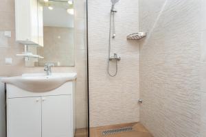 ein Badezimmer mit Waschbecken und Dusche in der Unterkunft Apartment Mira Šilo-Krk in Šilo + 37 Fotos