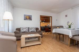 Küche/Küchenzeile in der Unterkunft Apartment Mira Šilo-Krk