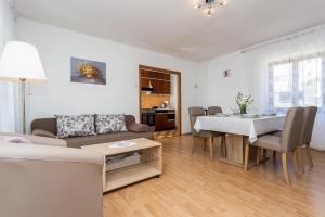Ein Sitzbereich in der Unterkunft Apartment Mira Šilo-Krk