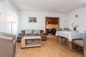 Küche/Küchenzeile in der Unterkunft Apartment Mira Šilo-Krk