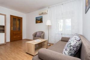 Ein Sitzbereich in der Unterkunft Apartment Mira Šilo-Krk
