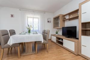 Küche/Küchenzeile in der Unterkunft Apartment Mira Šilo-Krk