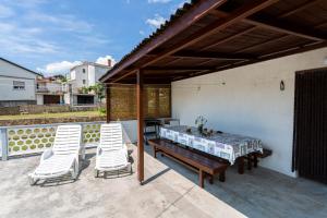 Ein Patio oder anderer Außenbereich in der Unterkunft Apartment Mira Šilo-Krk