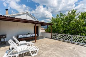 Ein Balkon oder eine Terrasse in der Unterkunft Apartment Mira Šilo-Krk