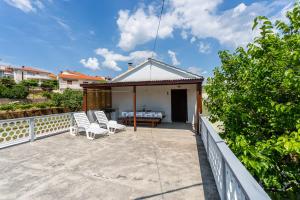 Ein Balkon oder eine Terrasse in der Unterkunft Apartment Mira Šilo-Krk