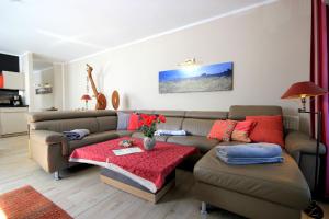 uma sala de estar com um sofá e uma mesa em Aparthotel Ostsee by Rujana em Binz