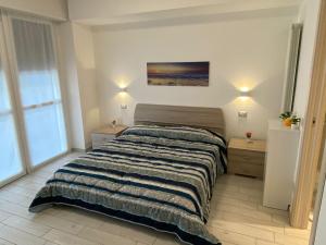 una camera con un letto con una coperta a righe di Canada a Stresa