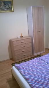 1 dormitorio con vestidor y 1 cama. en Ágnes Villa, en Zalakaros