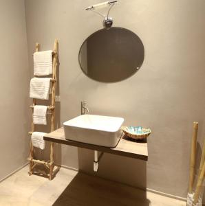 Bathroom sa ACQUACHIARA ISEO Deluxe Bed & Breakfast ISEO center with garden and PARKING inside