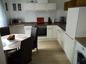 a kitchen with a table with a bowl of fruit on it at Ferienwohnung Sahi in Celle