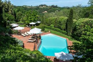 an overhead view of a swimming pool with chairs and umbrellas at Il Torrino Country Resort in Montaione