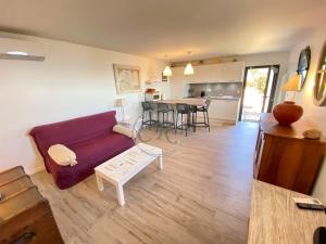 - un salon avec un canapé rouge et une table dans l'établissement T2 standing 800m de la plage de St Clair, au Lavandou