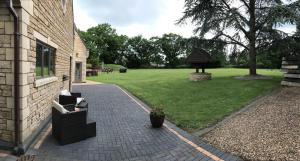 Κήπος έξω από το Luxury, private, secure self-contained Coach House, near Wythall and close to the NEC
