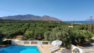einen Pool mit Meer- und Bergblick in der Unterkunft Thealia in Karefilianá