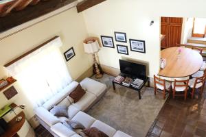 un soggiorno con divano e tavolo di Villa Capanna a Siena