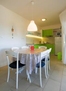 Kuchyň nebo kuchyňský kout v ubytování Apartman Kimi