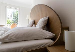a bedroom with a large bed with a wooden headboard at Muschel 2 in Ahrenshoop