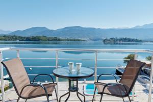 stół i krzesła na balkonie z widokiem na jezioro w obiekcie Apartments Tamaris w mieście Tivat
