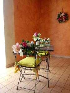 Ein Tisch mit einem Haufen Blumen drauf. in der Unterkunft Holiday House Boschette in San Felice del Benaco