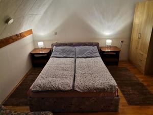 Llit o llits en una habitació de Srdića Kuća