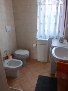 ein Bad mit einem WC und einem Waschbecken in der Unterkunft Holiday House Boschette in San Felice del Benaco