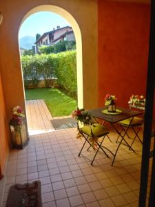 eine Terrasse mit einem Tisch und einem Vogel auf einem Stuhl in der Unterkunft Holiday House Boschette in San Felice del Benaco