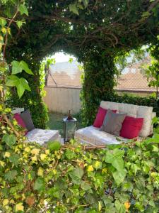 - un canapé installé sous une arche dans un jardin dans l'établissement Casa Rural Alquería de Segovia, à Tizneros