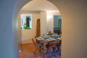 uma sala de jantar com uma mesa e cadeiras num quarto em Beautiful country house near Ronda em Arriate