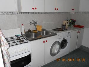 uma cozinha com um lavatório e uma máquina de lavar roupa em VaBank em Bystrzyca Kłodzka