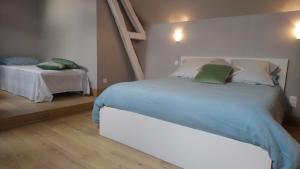 Chavot-CourcourtにあるLes Dames-Jeannesのベッドルーム(大型ベッド1台、テーブル付)