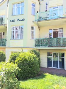 ein Gebäude mit einem Schild, das weiß barneau liest in der Unterkunft Apartament Willa Dorota 1 by Edyta in Świnoujście