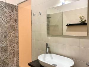 un baño con lavabo y ducha en Il Terzo Cardine, en Nápoles