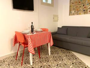 una sala de estar con una mesa y un sofá en Il Terzo Cardine, en Nápoles