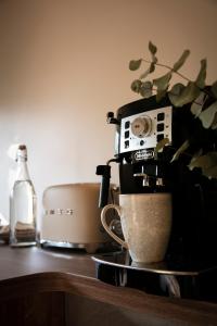 - une cafetière sur une table dans l'établissement Bain de forêt - Lodges Cosy & Spa, à Neufchâtel-Hardelot