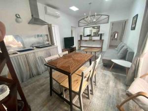 Un comedor y una sala de estar con mesa y sillas. en Anticuario en el Teatro Falla, en Cádiz