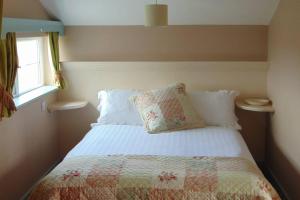 מיטה או מיטות בחדר ב-Cecil's Cottage, Ballynary, Buncrana by Wild Atlantic Wanderer