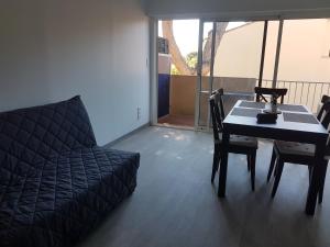 Posezení v ubytování LA FRANQUI proche plage - vue mer - wifi - clim
